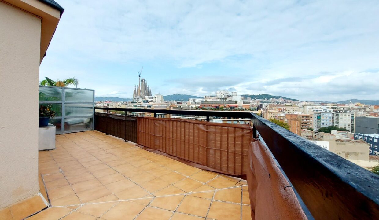 MAGNÍFICO ÁTICO CON TERRAZA EN EL EIXAMPLE