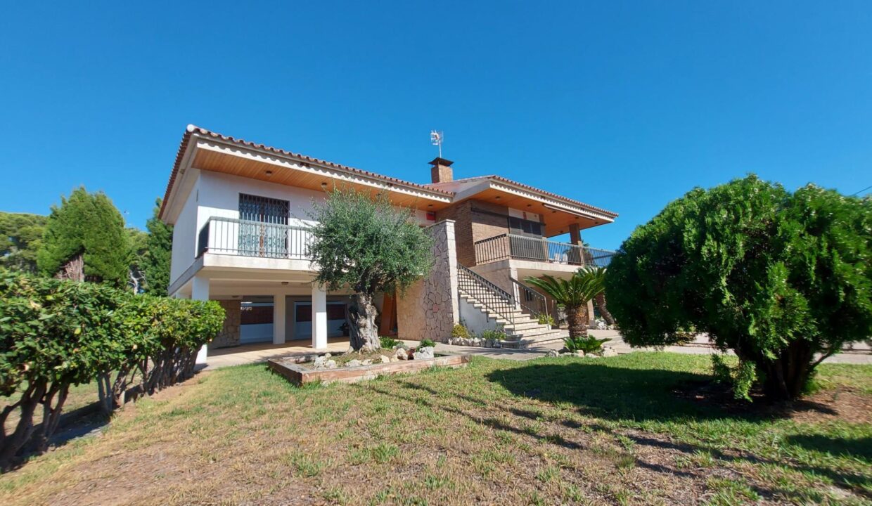 Magnifica casa con gran jardín en el centro de Segur de Calafell_1