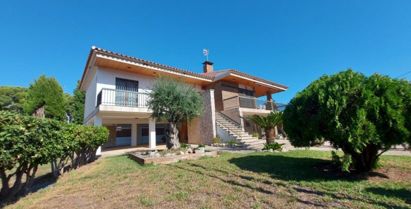 Magnifica casa con gran jardín en el centro de Segur de Calafell_1