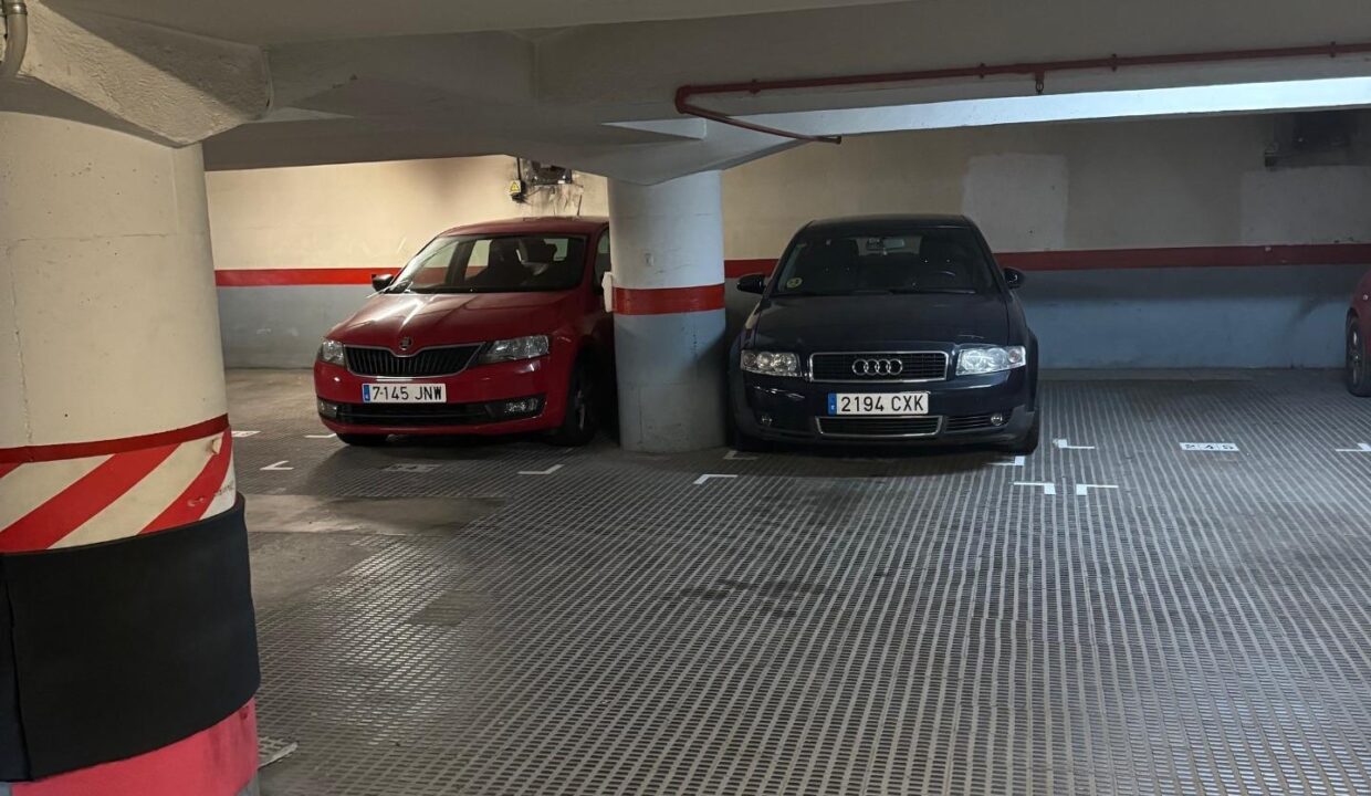 PLAZA DE APARCAMIENTO PARA COCHE GRANDE EN EL BARRIO DE SANT ANTONI_2