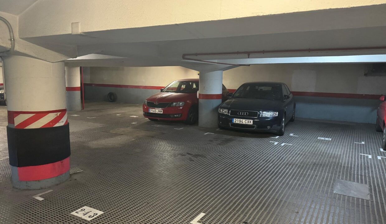 PLAZA DE APARCAMIENTO PARA COCHE GRANDE EN EL BARRIO DE SANT ANTONI_1