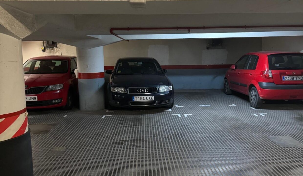 PLAZA DE APARCAMIENTO PARA COCHE GRANDE EN EL BARRIO DE SANT ANTONI_3