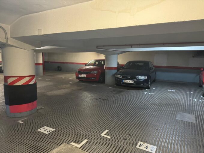 PLAZA DE APARCAMIENTO PARA COCHE GRANDE EN EL BARRIO DE SANT ANTONI_1