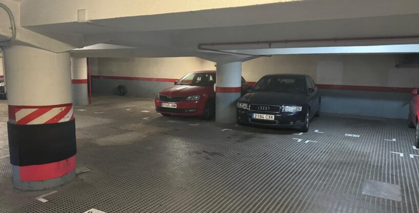 PLAZA DE APARCAMIENTO PARA COCHE GRANDE EN EL BARRIO DE SANT ANTONI_1