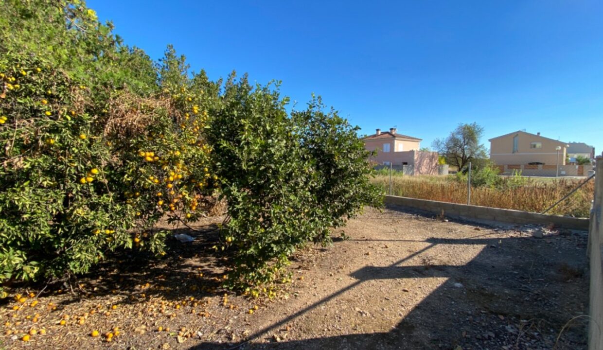 Parcela de más de 500 m2 a 3 calles en el ensanche del pueblo._4