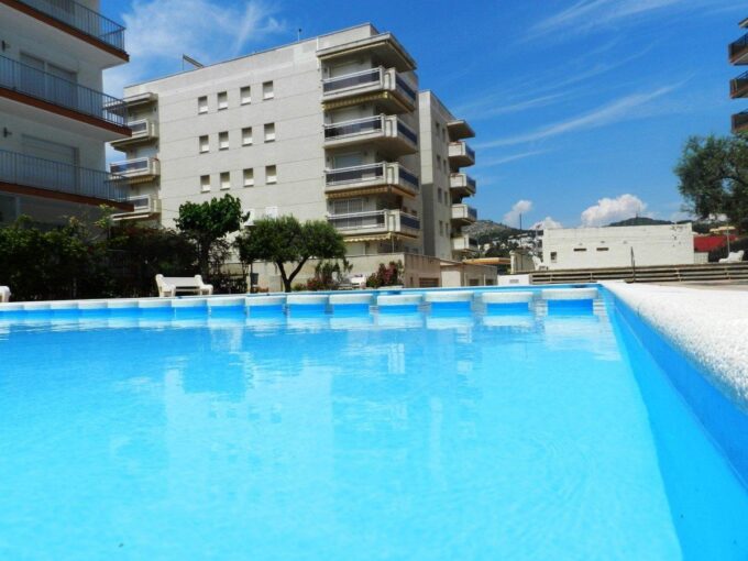 Piso de 4 habitaciones con piscina y vistas al mar en Mas Mel playa_1