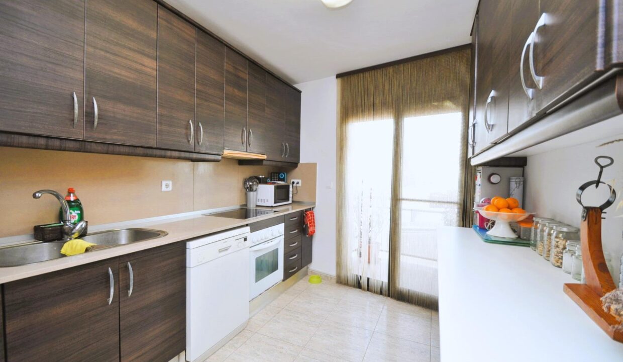 Piso de 5 habitaciones y 3 baños situado en la Zona d'Horta Vella_3