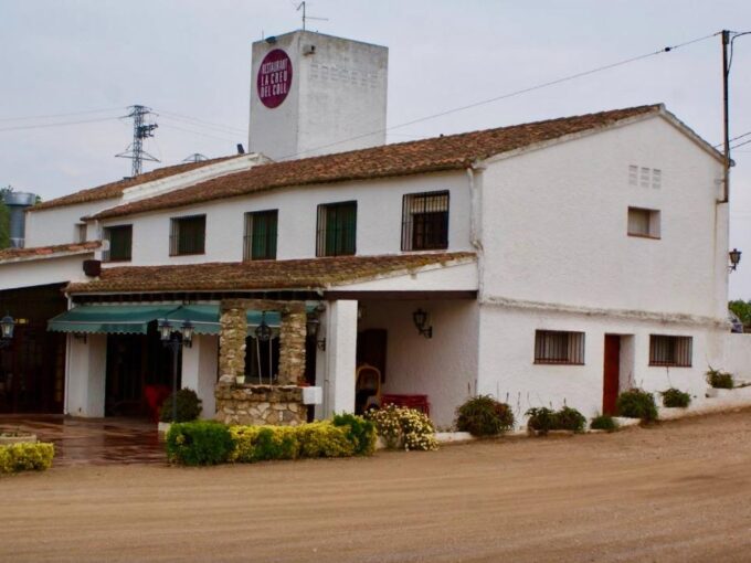 Restaurante masía ubicado a pie de carretera_1