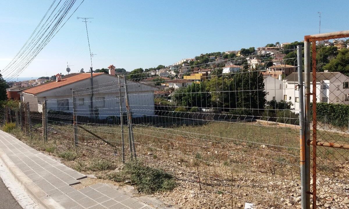 SOLAR DE 1360 m2 para construir 3 casas unifamiliares._1