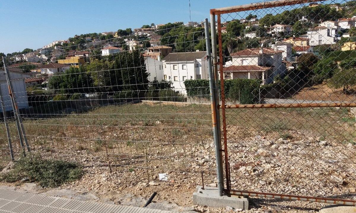 SOLAR DE 1360 m2 para construir 3 casas unifamiliares._3