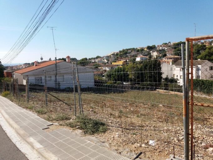 SOLAR DE 1360 m2 para construir 3 casas unifamiliares._1