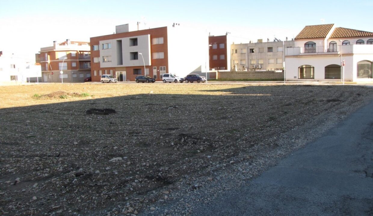 SOLAR URBANO CON FACHADA A CUATRO CALLES EN L'ALDEA_3