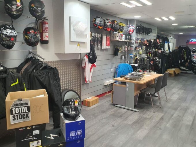 TIENDA DE MOTOS CON TALLER  EN TRASPASO EN BARCELONA_1