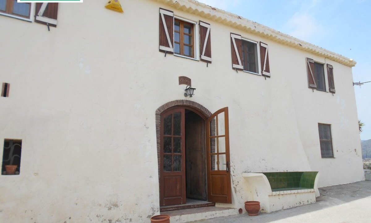 Venta de Masía del siglo XV en Castellvi de la Marca con 25 Ha. De Viñedos._1