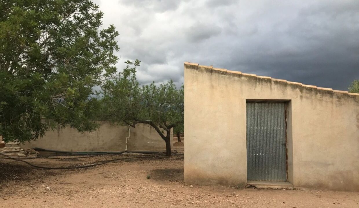 finca rustica con casa de campo y balsa