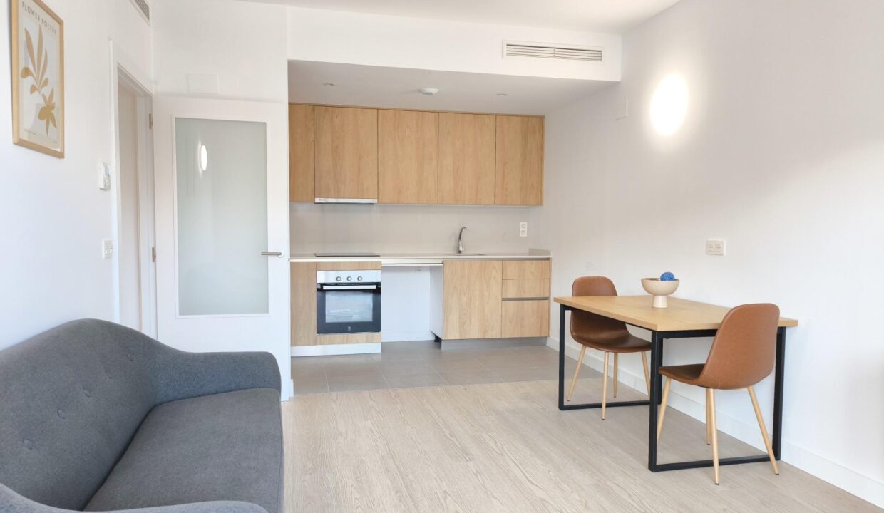 ¡Estrena tu nuevo hogar en Tarragona! Moderno piso de 2 habitaciones con terraza soleada._4