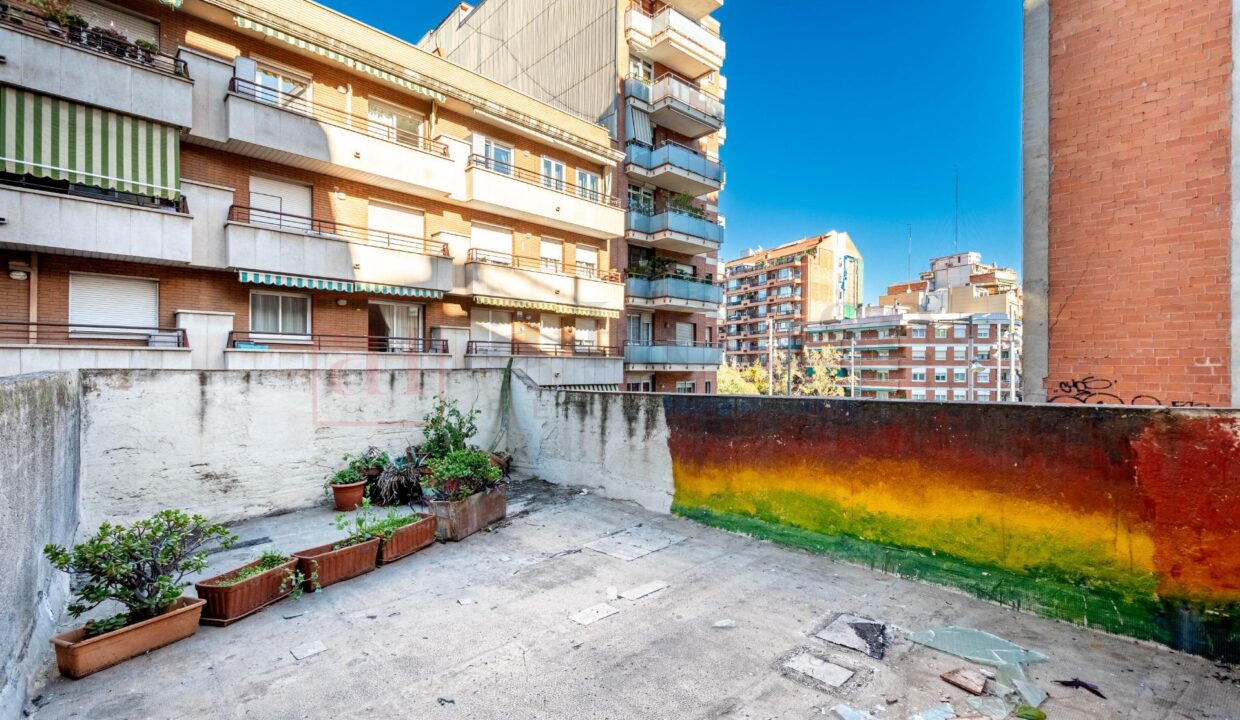 CASA/TERRENO EN SANTS_1