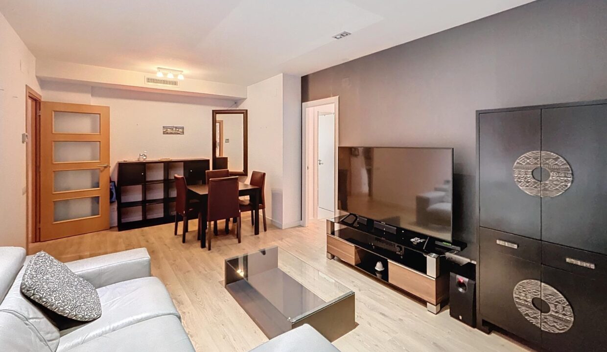 En alquiler: Apartamento luminoso con 3 habitaciones y piscina en residencia exclusiva_2