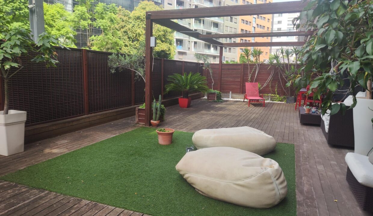 ¡Oportunidad en Poblenou con Gran Terraza Privada y piscina comunitaria!_2