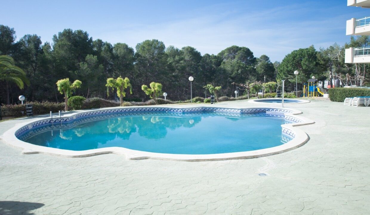 piscina y plaza de parking en Cap Salou._1