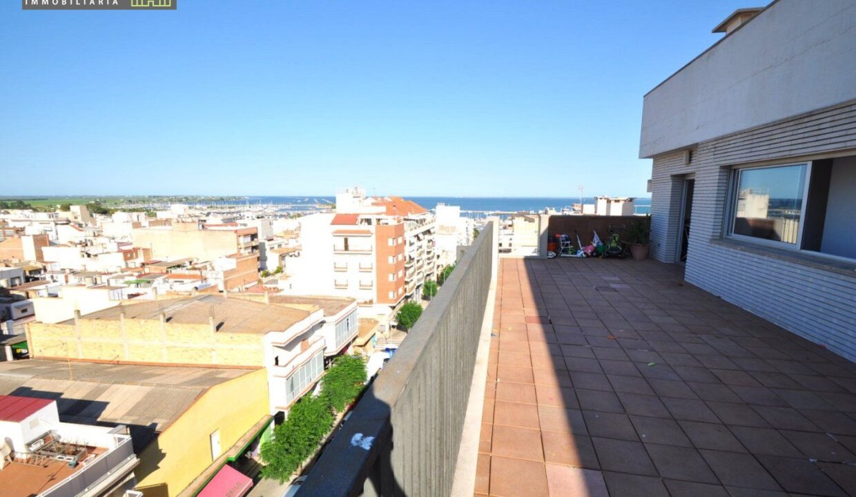 Ático de 3 habitaciones en el centro de l pueblo con 76m2 de terraza con vistas al mar_1