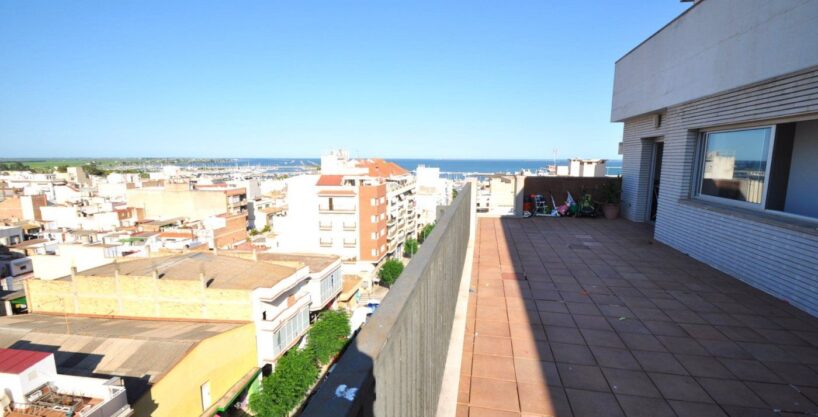 Ático de 3 habitaciones en el centro de l pueblo con 76m2 de terraza con vistas al mar_1