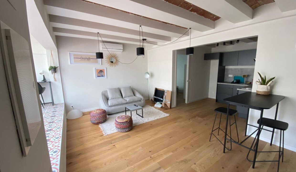 Bienvenido a este espectacular ático renovado con gusto en el vibrante barrio de Poblenou._2