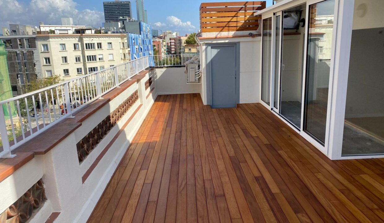 Bienvenido a este espectacular ático renovado con gusto en el vibrante barrio de Poblenou._1