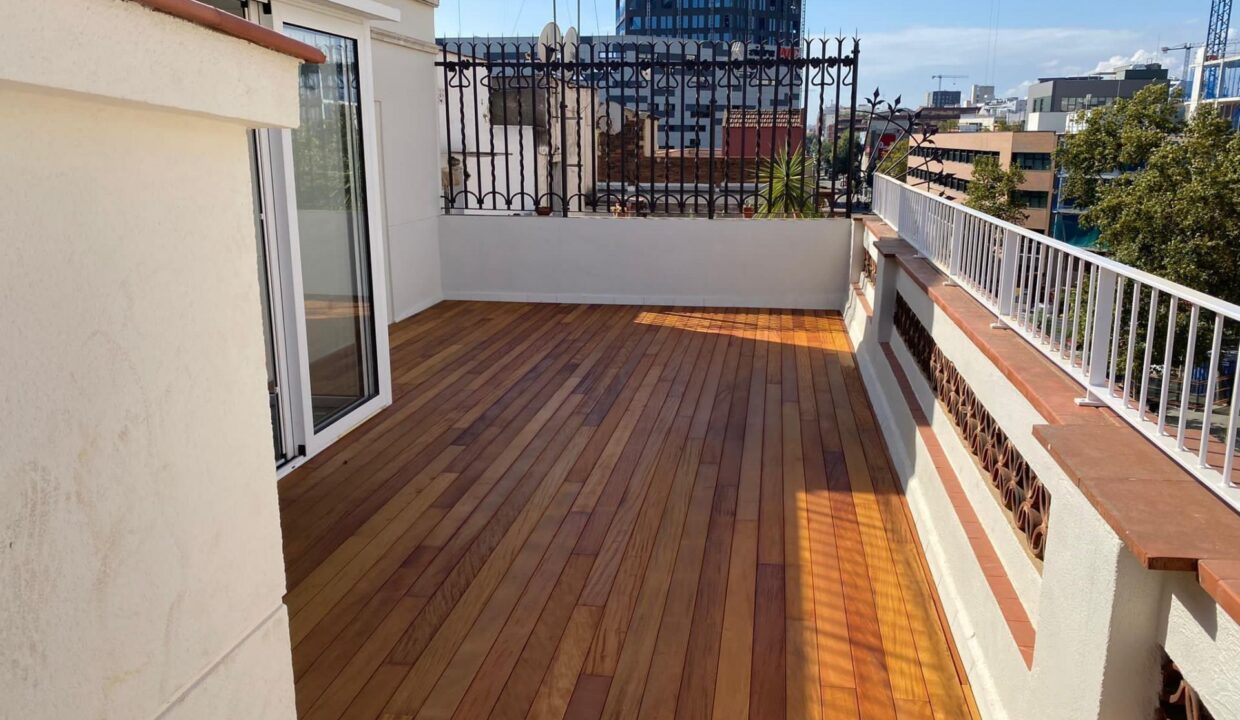 Bienvenido a este espectacular ático renovado con gusto en el vibrante barrio de Poblenou._4