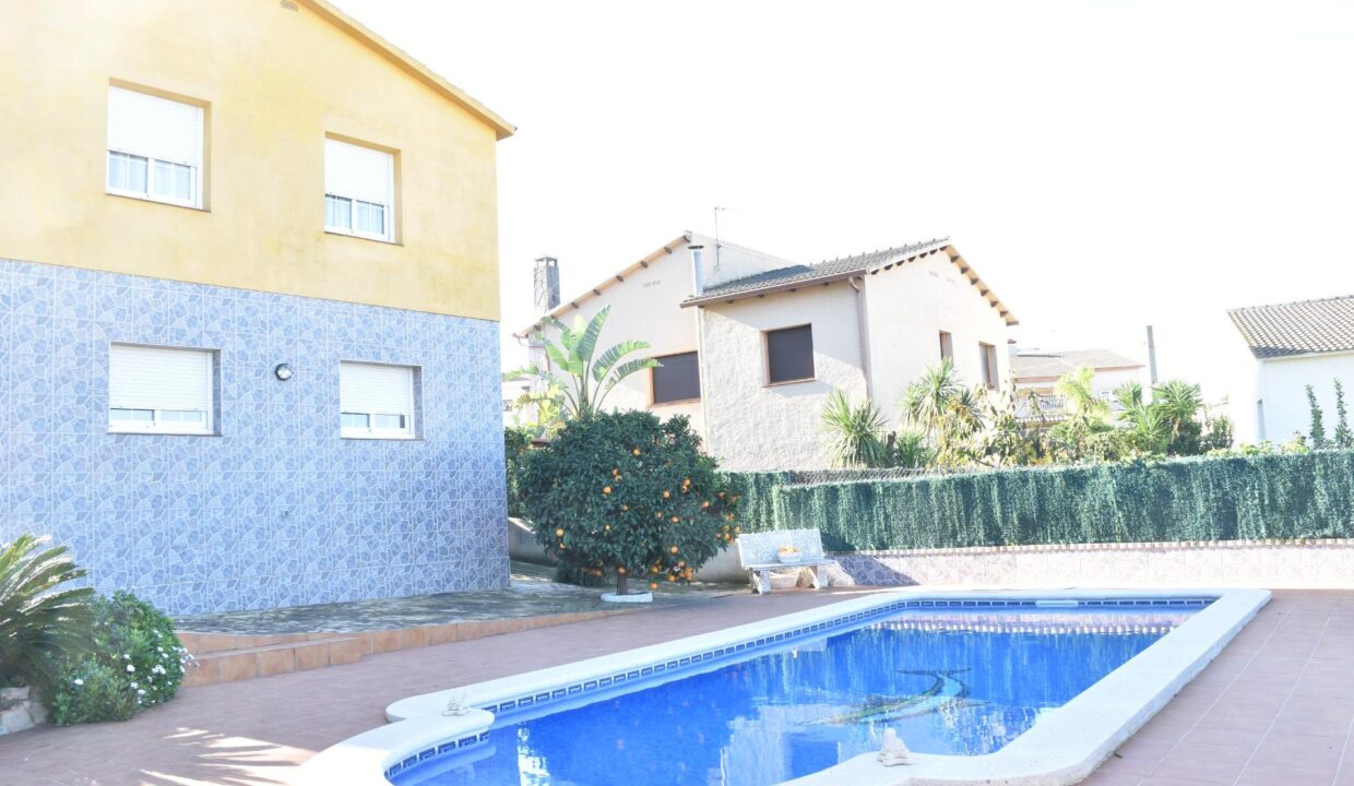 CASA CON PISCINA EN OASIS VENDRELL_1