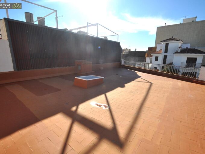 Casa esquinera de una planta con solarium