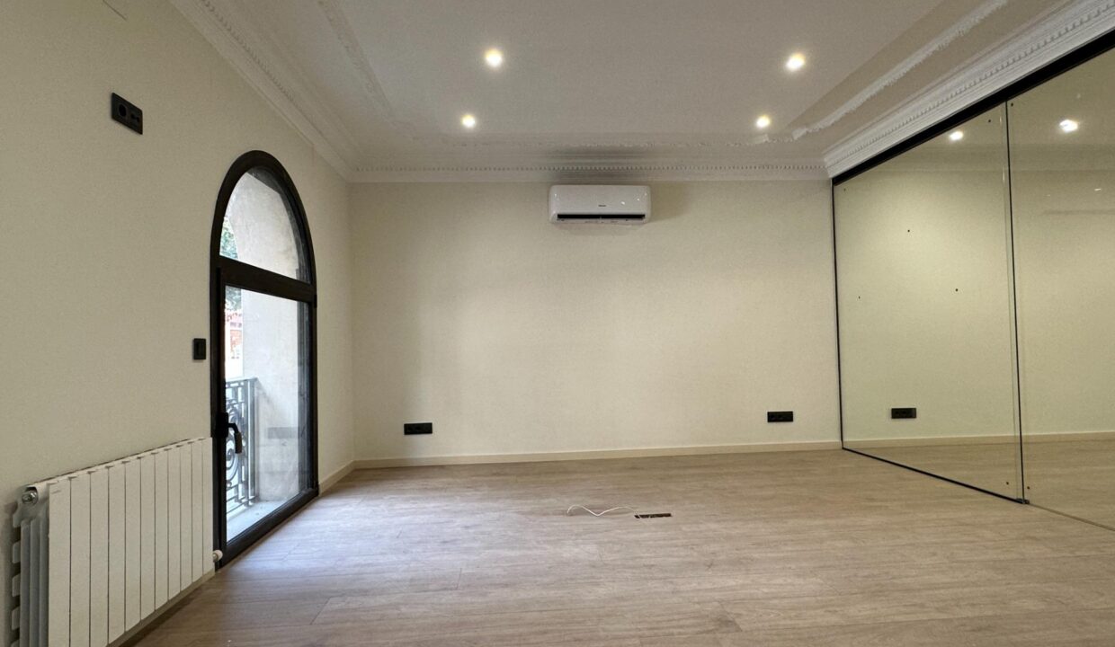 Elegante oficina nueva a estrenar con patio de 50 m2 trasero_1