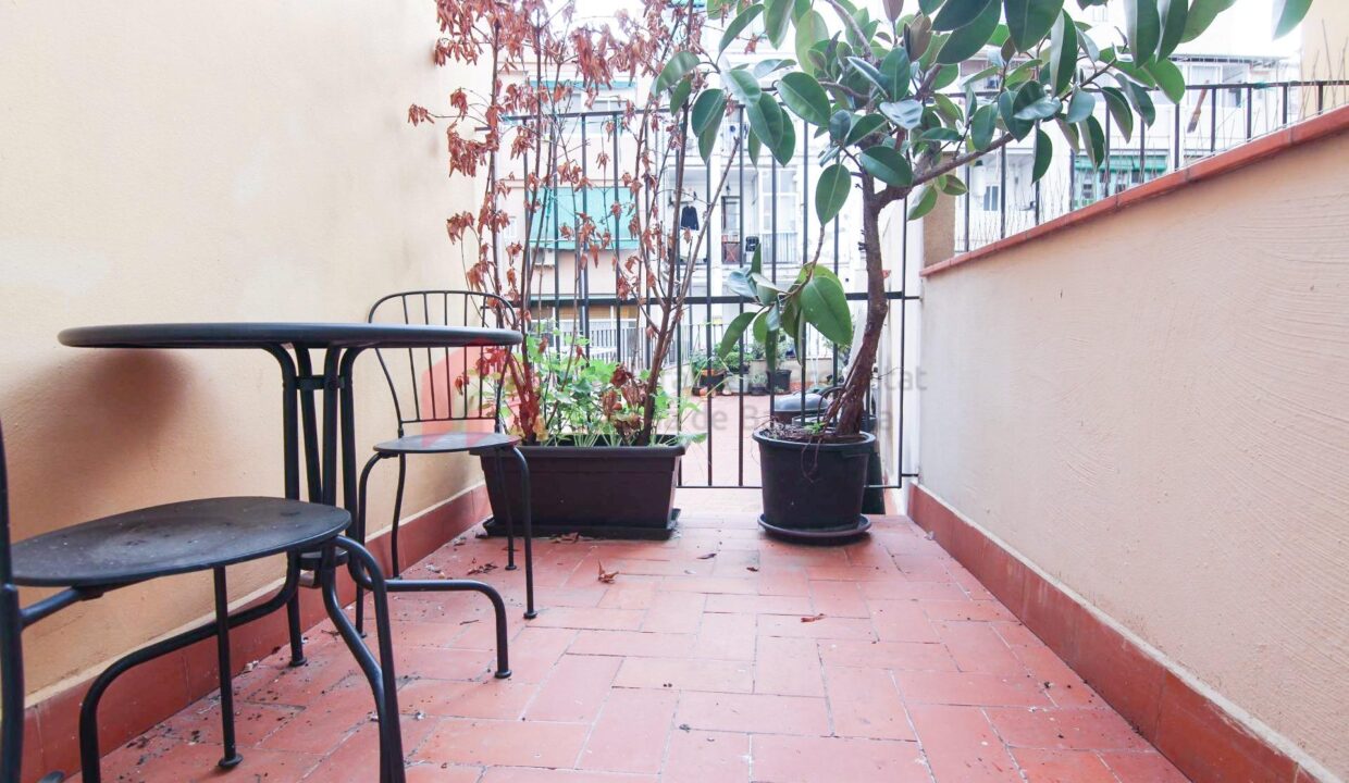 Estudio en Poble-Sec a reformar con terraza