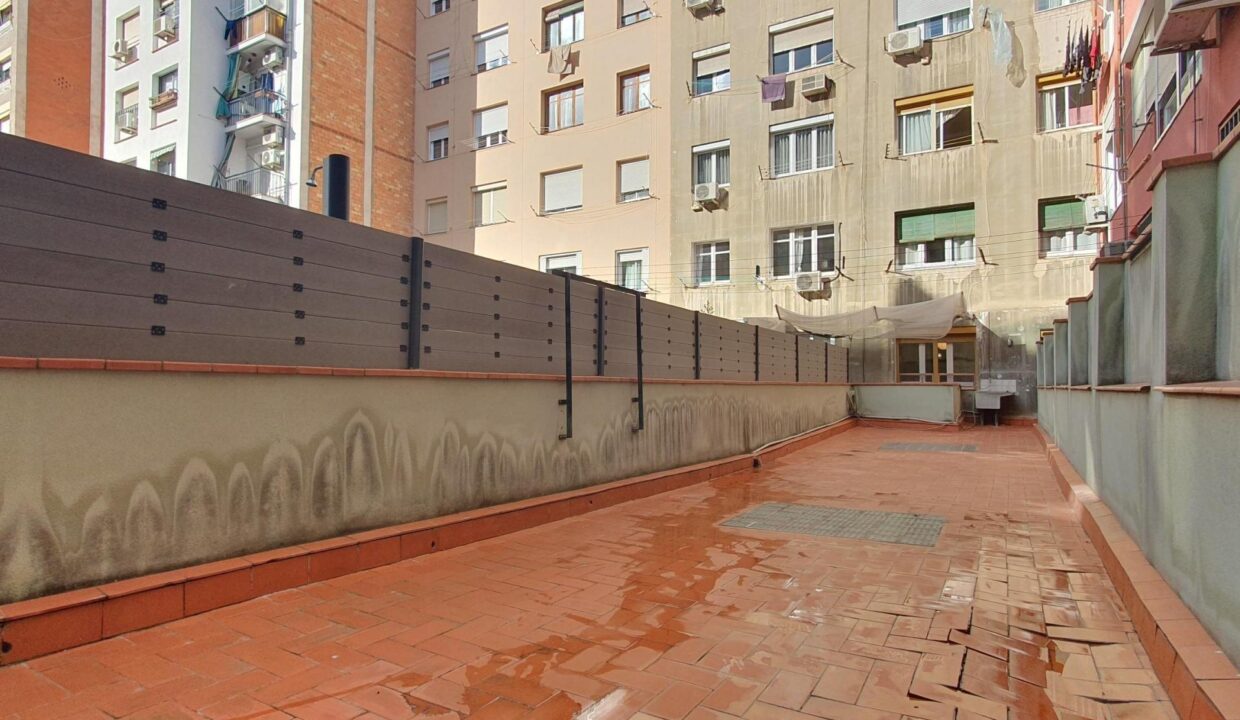 Fantástico piso situado en la misma Gran Vía de les Corts Catalanes y cerca de la Plaza España._3