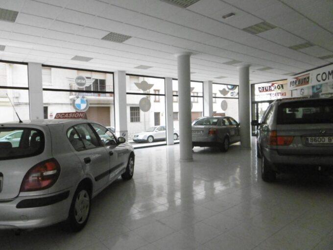 Local comercial de 440m2 muy  céntrico_1