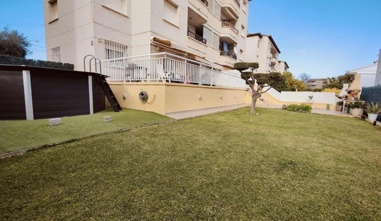 Planta baja reformada con fantástico jardín y piscina privada._2