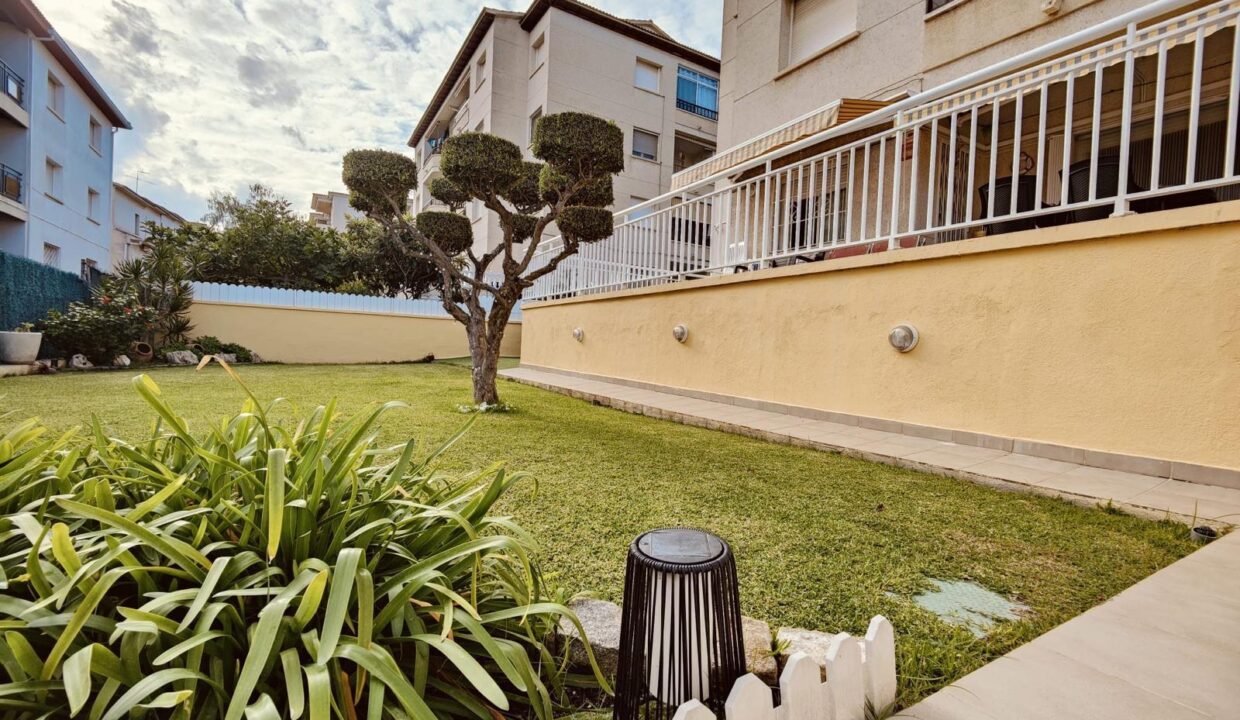 Planta baja reformada con fantástico jardín y piscina privada._1