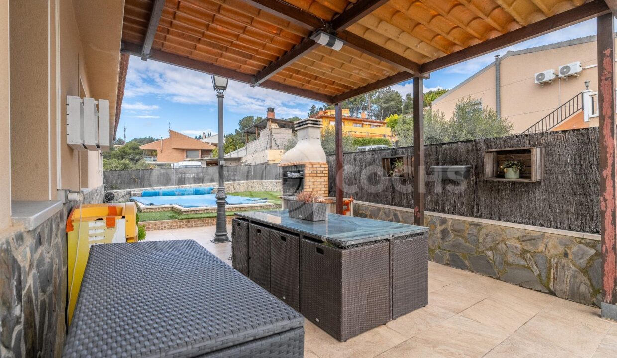 SE VENDE PRECIOSO CHALET INDIVIDUAL DE 5 HABITACIONES EN CASTELLVELL_5