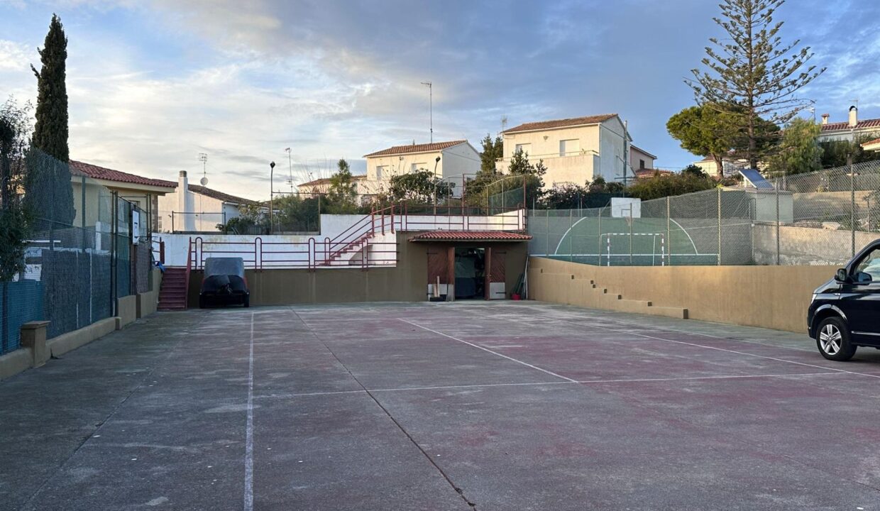 Terreno muy céntrico con garaje y piscina_1