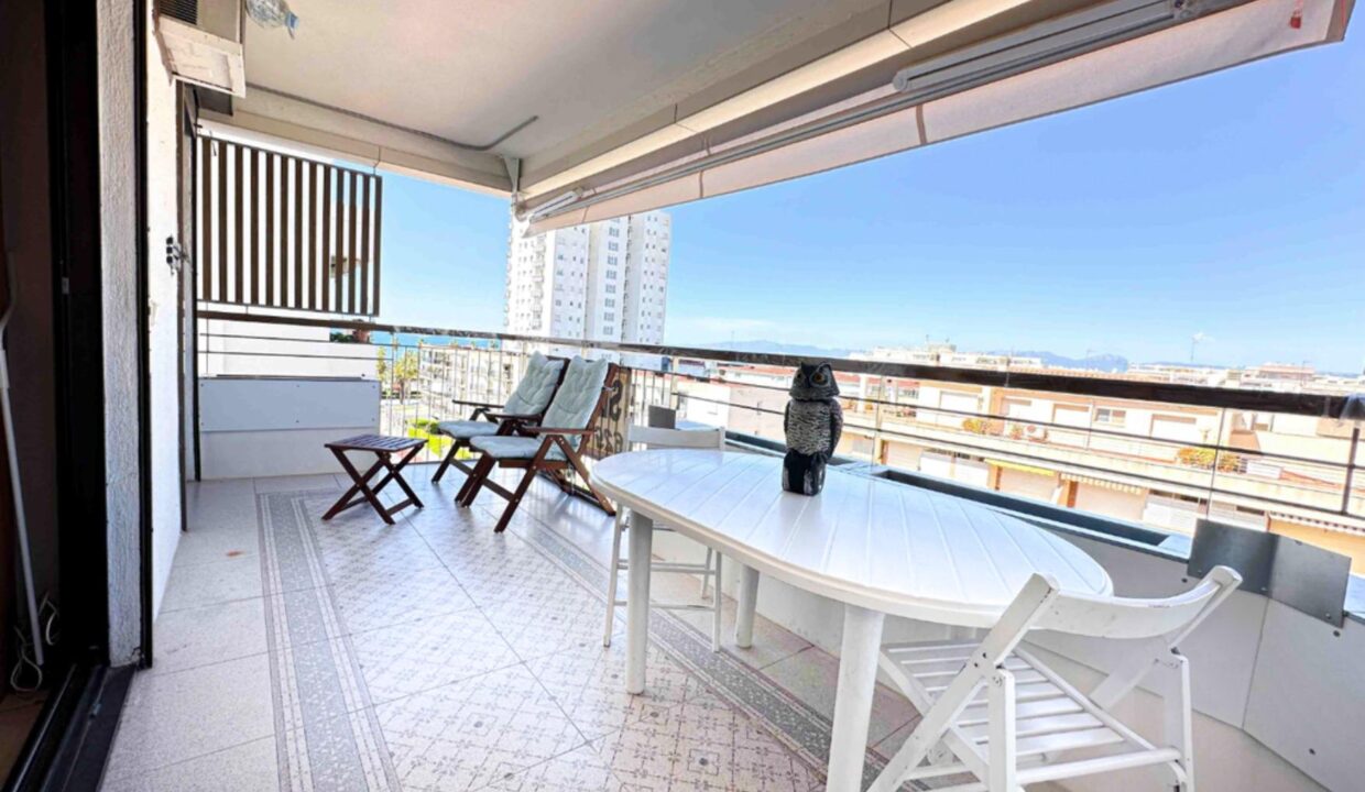 ¡Oportunidad Única en Salou! Apartamento Reformado a Pasos de la Playa_4