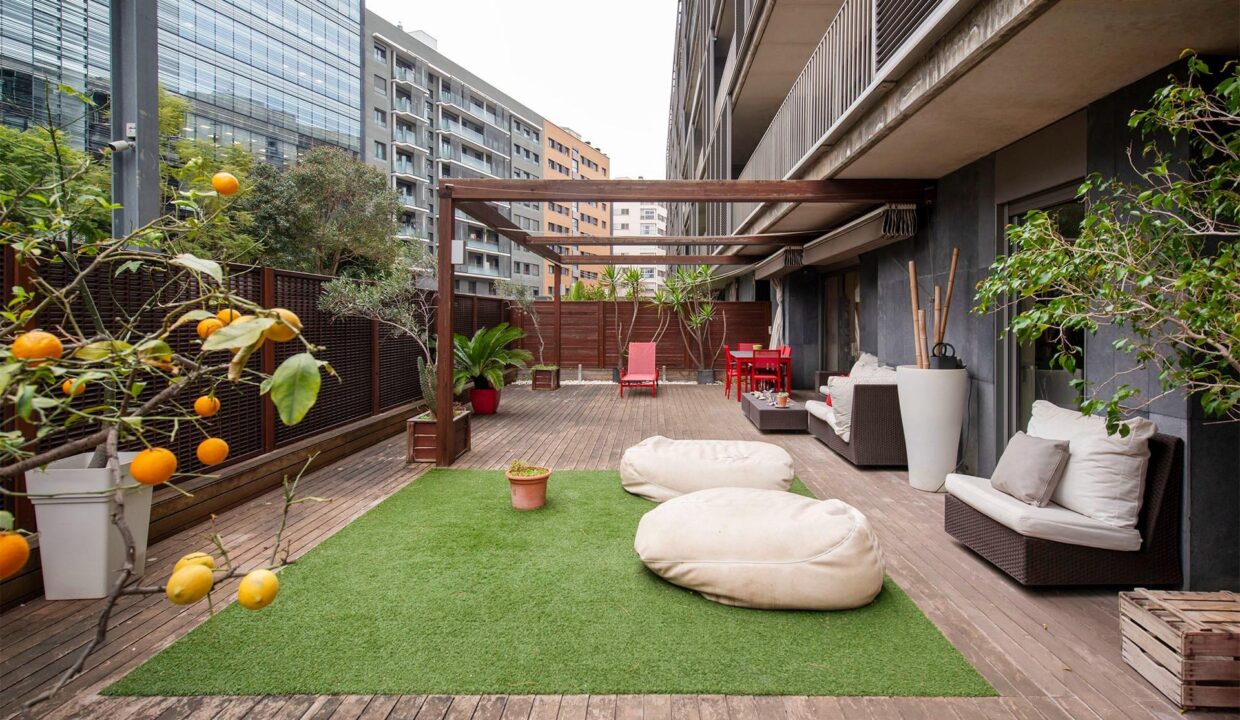 ¡Oportunidad en Poblenou con Gran Terraza Privada y piscina comunitaria!_4